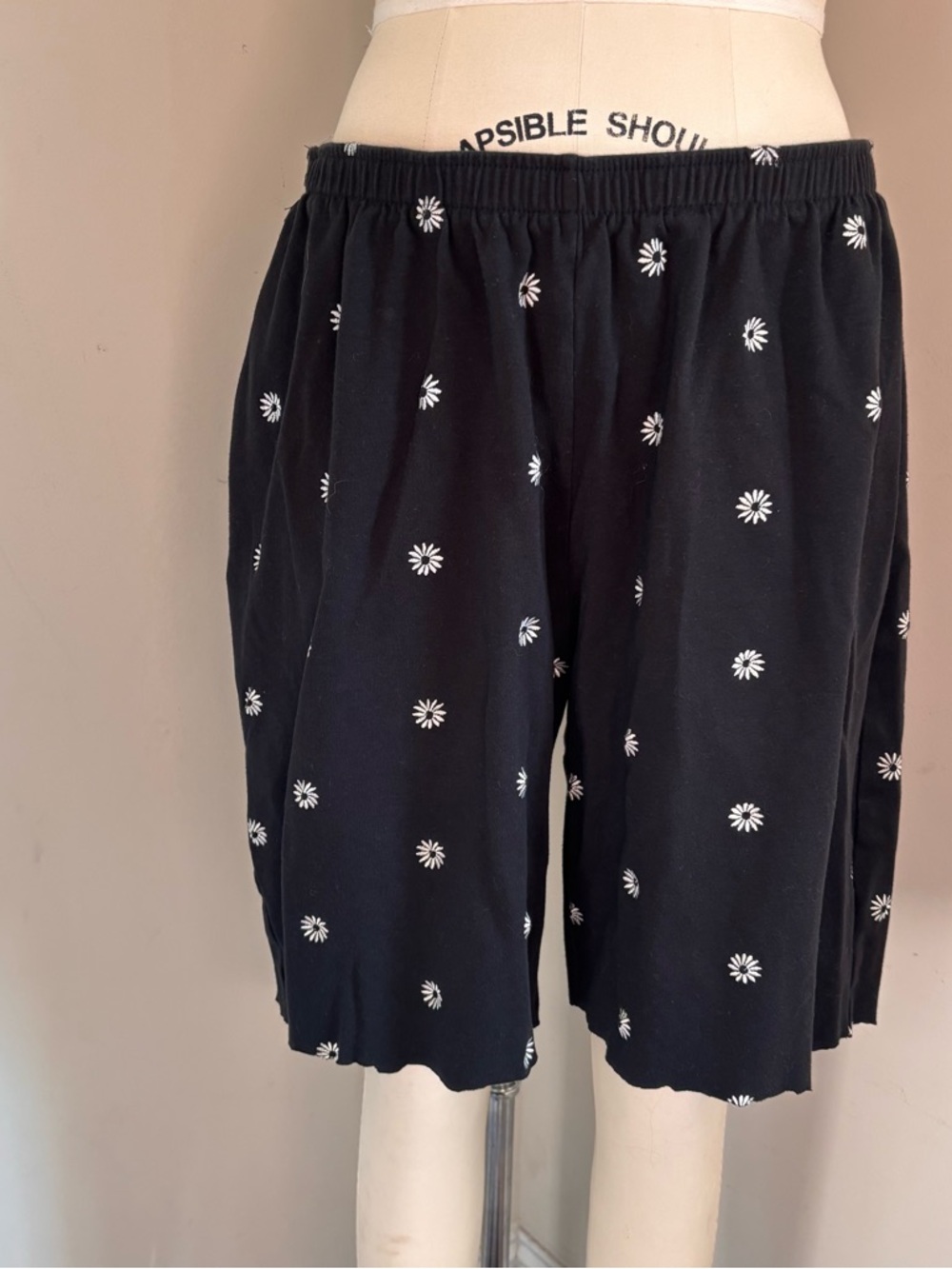 Vintage Black Daisy Embroidered Elastic Waist Shorts